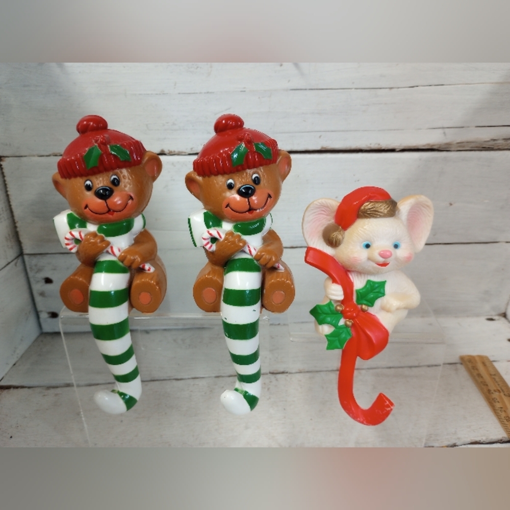 Vintage Set 3 Stocking Hangers Fireplace Sitters Resin Plastic 2 Bears 1 Mouse